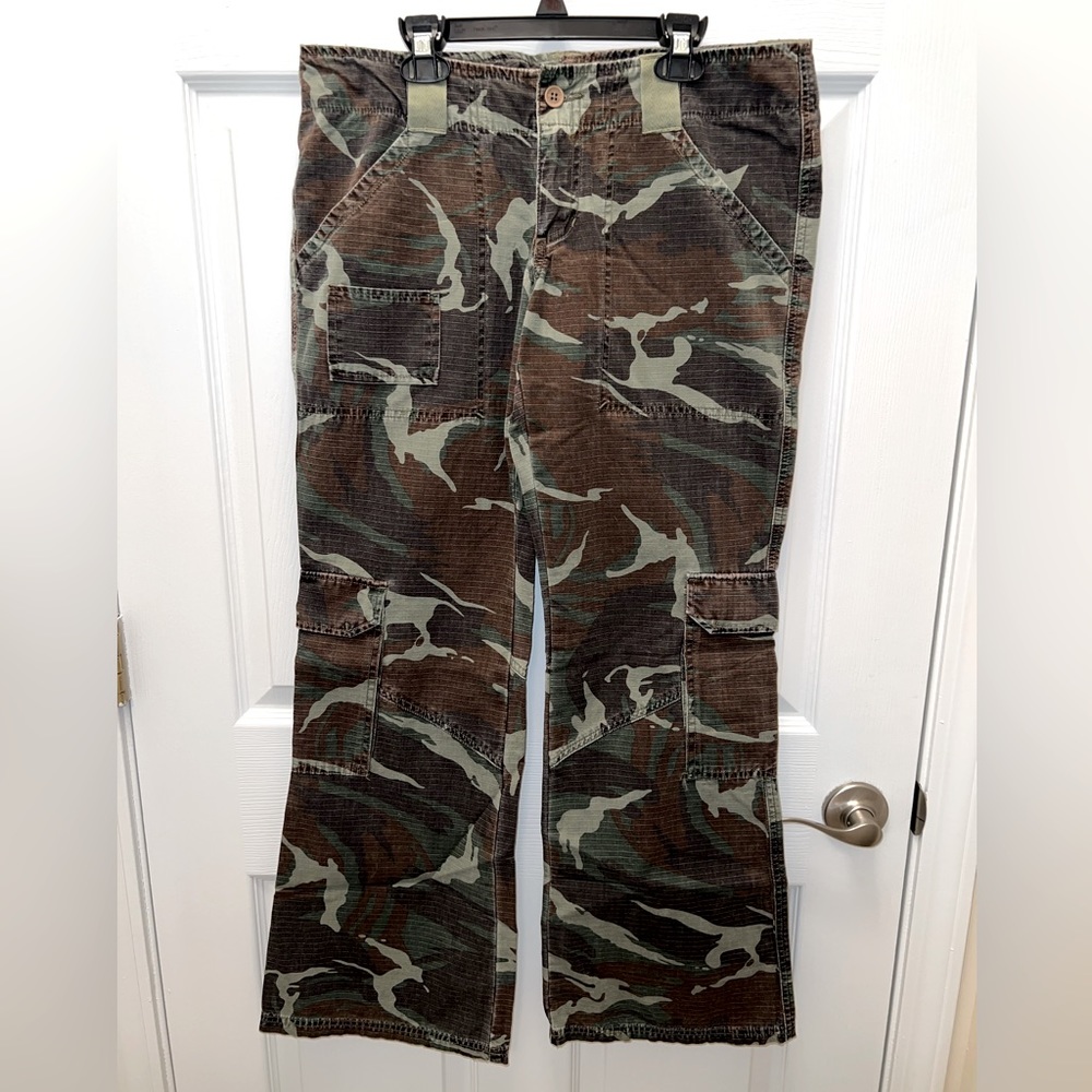 Split brand camo cargo pants with tons of pockets! NWOT. Super comfy. Size 9.